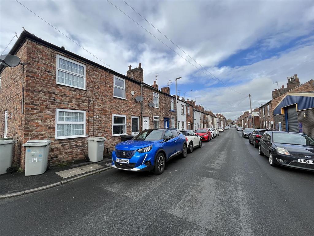 Crompton Road, Macclesfield 2 bed house £750 pcm (£173 pw)