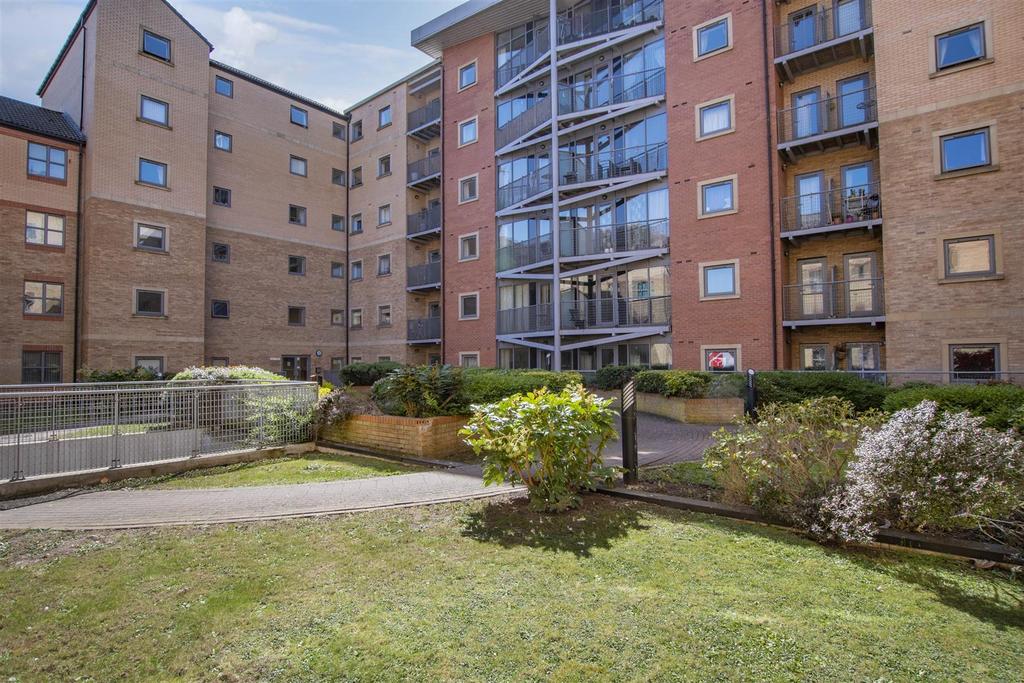 Kentmere Drive, Doncaster 2 bed apartment £800 pcm (£185 pw)