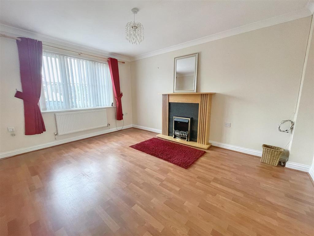 Maes Y Wennol, Carmarthen 4 bed detached house £300,000
