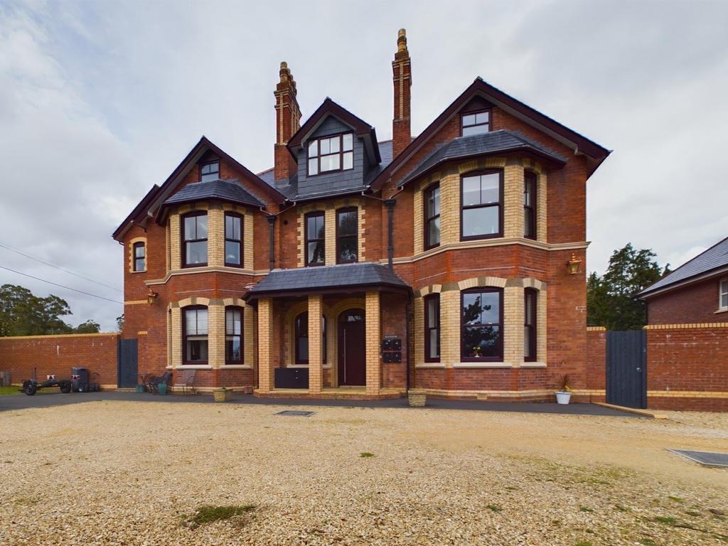 Brimley Road, Bovey Tracey 2 bed ground floor flat for sale £315,000