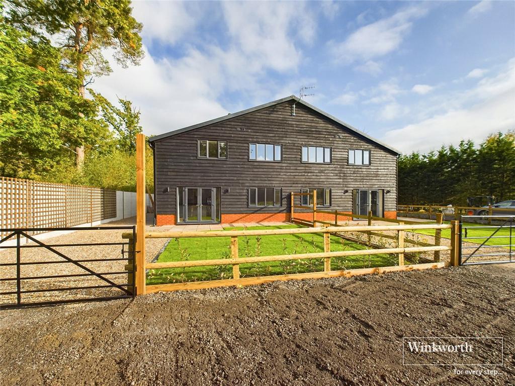 New Mill Road, Finchampstead, Wokingham, Berkshire, RG40 3 bed house to