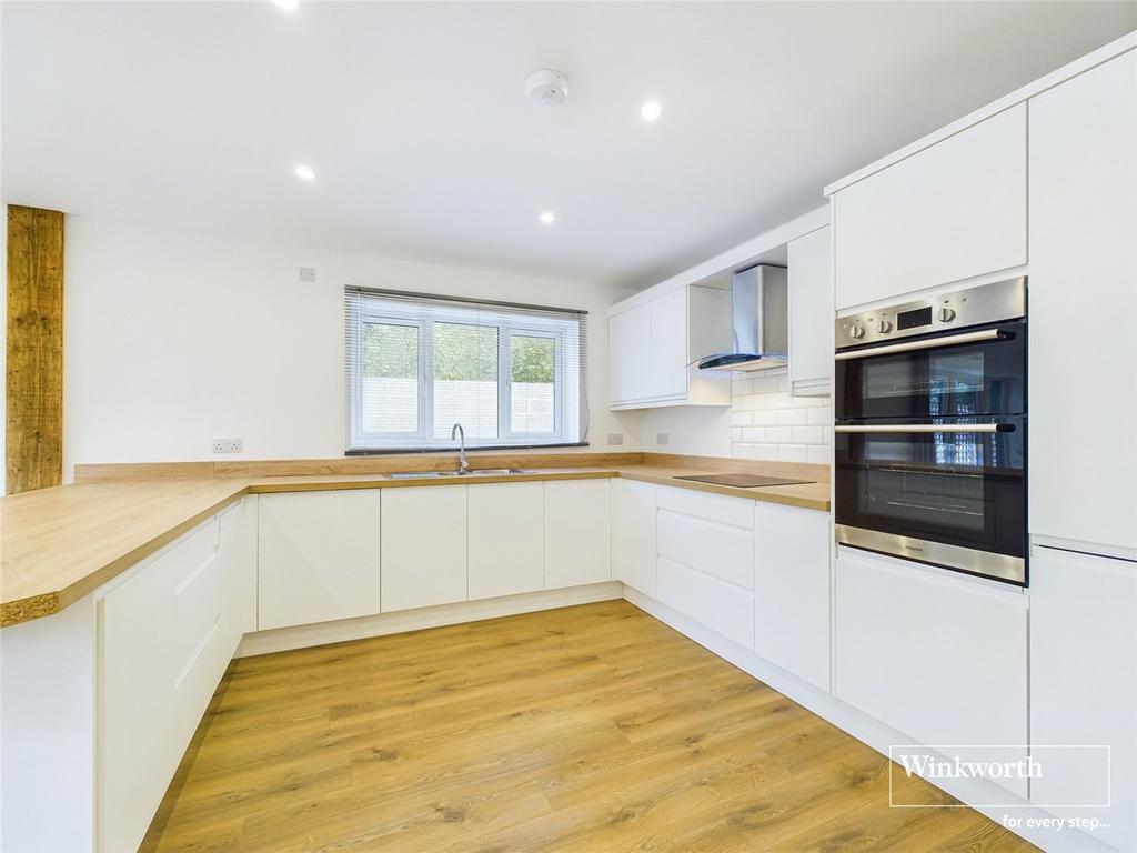 New Mill Road, Finchampstead, Wokingham, Berkshire, RG40 3 bed house to