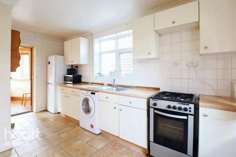 4 bedroom semi-detached house to rent, Beverley Road, Norwich