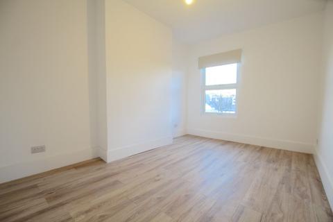 3 bedroom maisonette to rent - High Road, East Finchley, London, N2