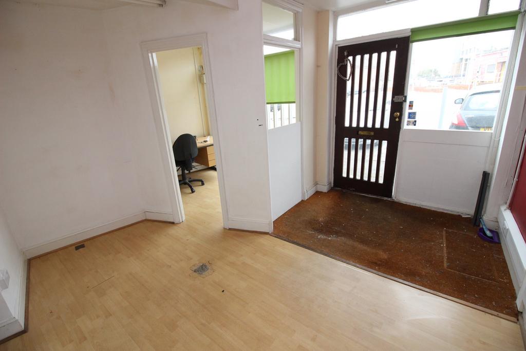 Station Approach, Worcester Park KT4 Shop £583 pcm (£135 pw)