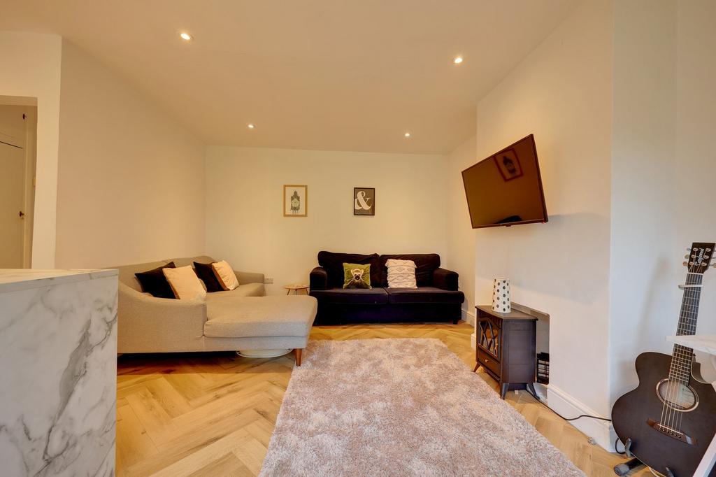 Inholmes Park Road, Burgess Hill, RH15 2 bed semidetached bungalow for