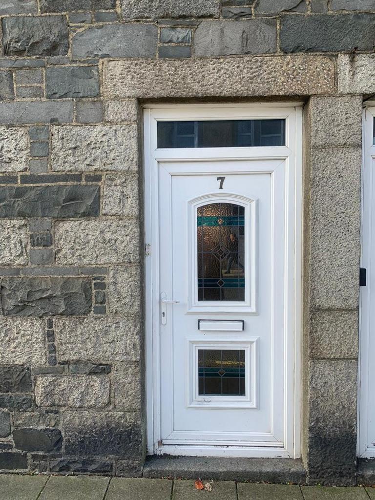 7 Queen Street, Newton Stewart, DG8 6JR 4 bed duplex £99,000
