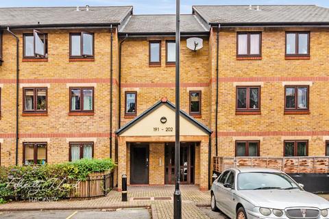 197 Riverside Close, London, E5 9SU