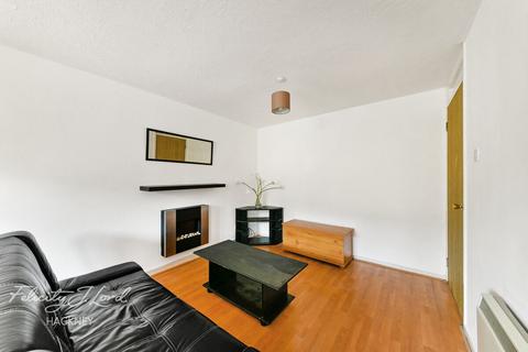 197 Riverside Close, London, E5 9SU