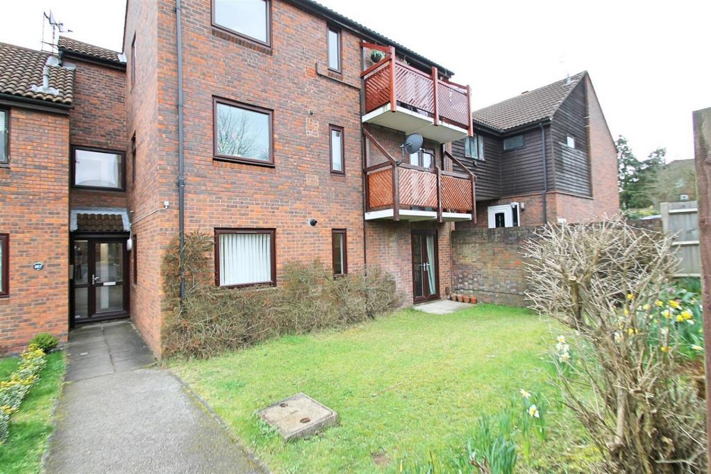 Ashfield Avenue, Bushey WD23 1 bed flat £1,400 pcm (£323 pw)
