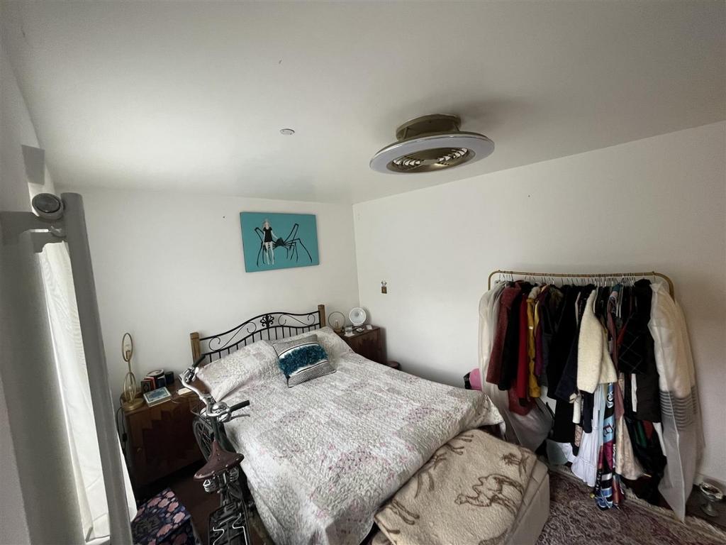 Ashfield Avenue, Bushey WD23 1 bed flat £1,400 pcm (£323 pw)