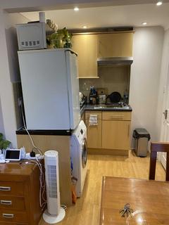 Studio to rent - Broadfields Avenue, Edgware