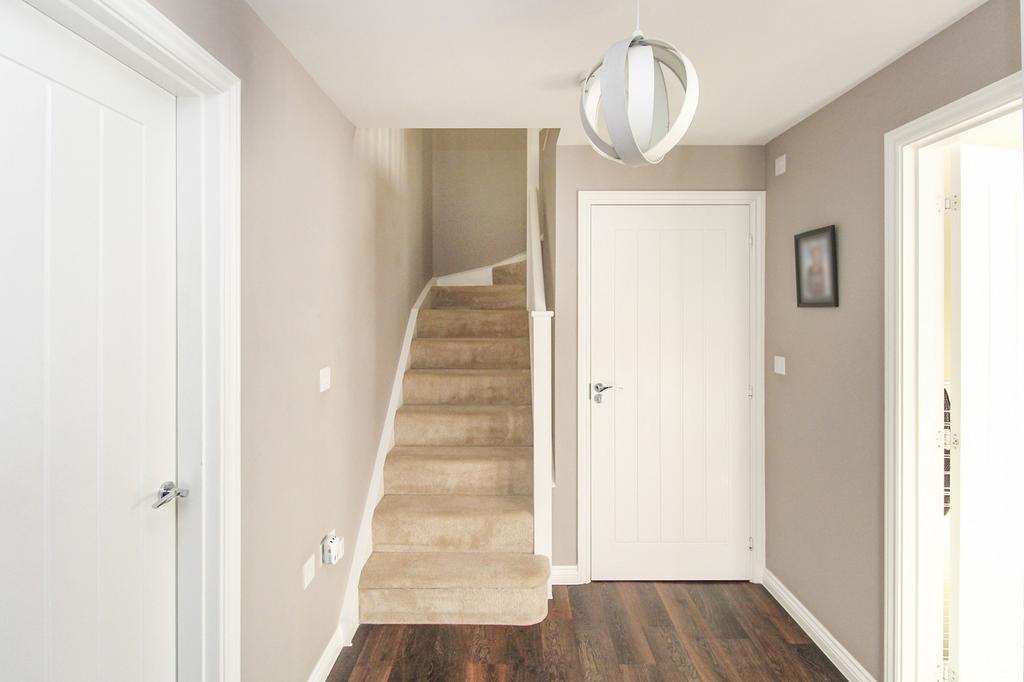 Daffodil Crescent, Crawley. RH10 3UY 3 bed detached house for sale £
