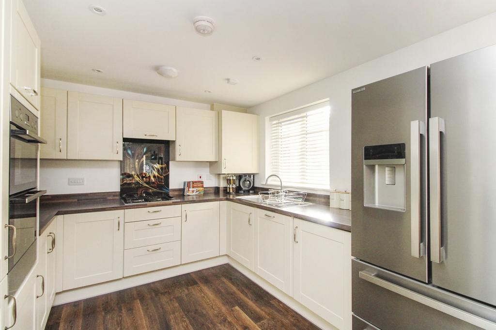 Daffodil Crescent, Crawley. RH10 3UY 3 bed detached house for sale £