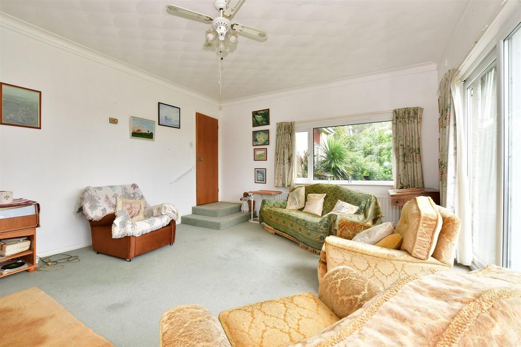 Main Road, Havenstreet, Ryde, Isle of Wight 3 bed detached bungalow for