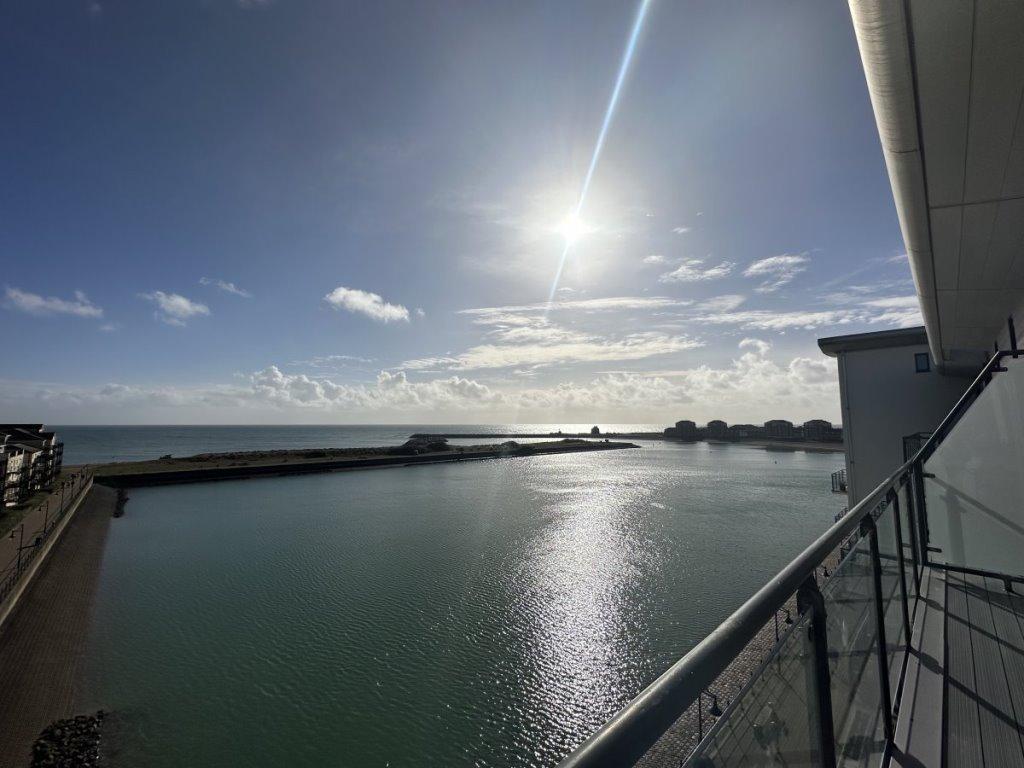 Eastbourne, Sovereign Harbour 3 bed apartment to rent £2,800 pcm (£