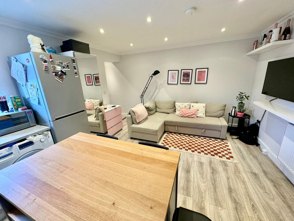 Modern one bedroom flat in leabridge road waltham