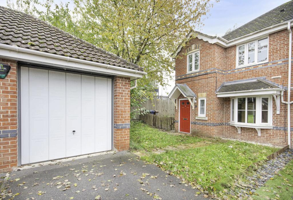 Manor Way, Rotherham, South Yorkshire 3 bed semidetached house £150,000