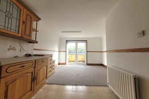 3 bedroom terraced house to rent, Saron Place, Ebbw Vale