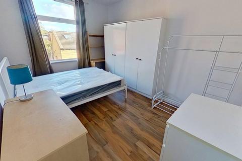 2 bedroom house to rent, Kelsall Terrace,, Hyde Park, Leeds