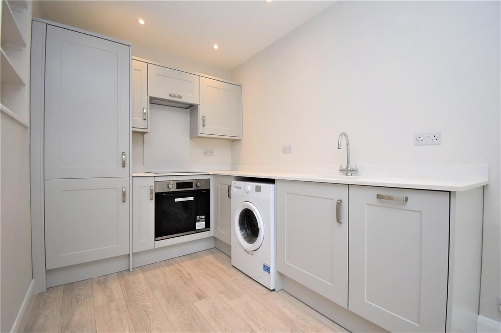 Hartley Wintney, Hook RG27 1 bed apartment to rent £1,195 pcm (£276 pw)