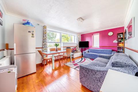 2 bedroom flat for sale, Langton Close, Addlestone, KT15