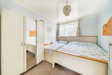 2 bedroom flat for sale, Langton Close, Addlestone, KT15