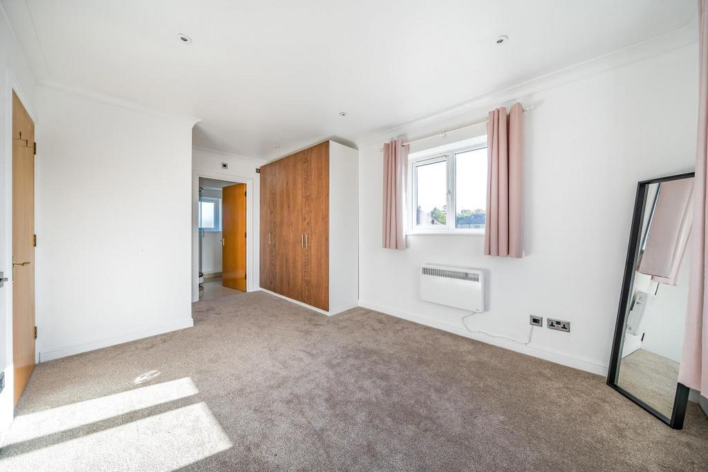 Pullman Place, Eltham 3 bed flat for sale £324,950