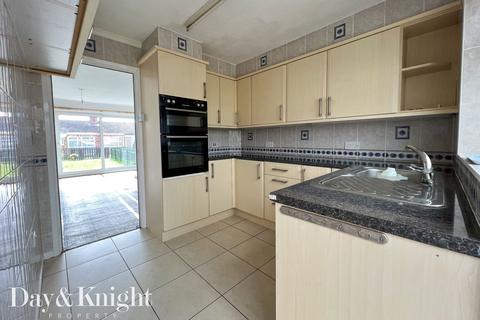 2 bedroom bungalow for sale - Lloyds Avenue, Kessingland, Lowestoft, Suffolk, NR33 7TU
