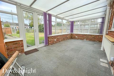 2 bedroom bungalow for sale - Lloyds Avenue, Kessingland, Lowestoft, Suffolk, NR33 7TU