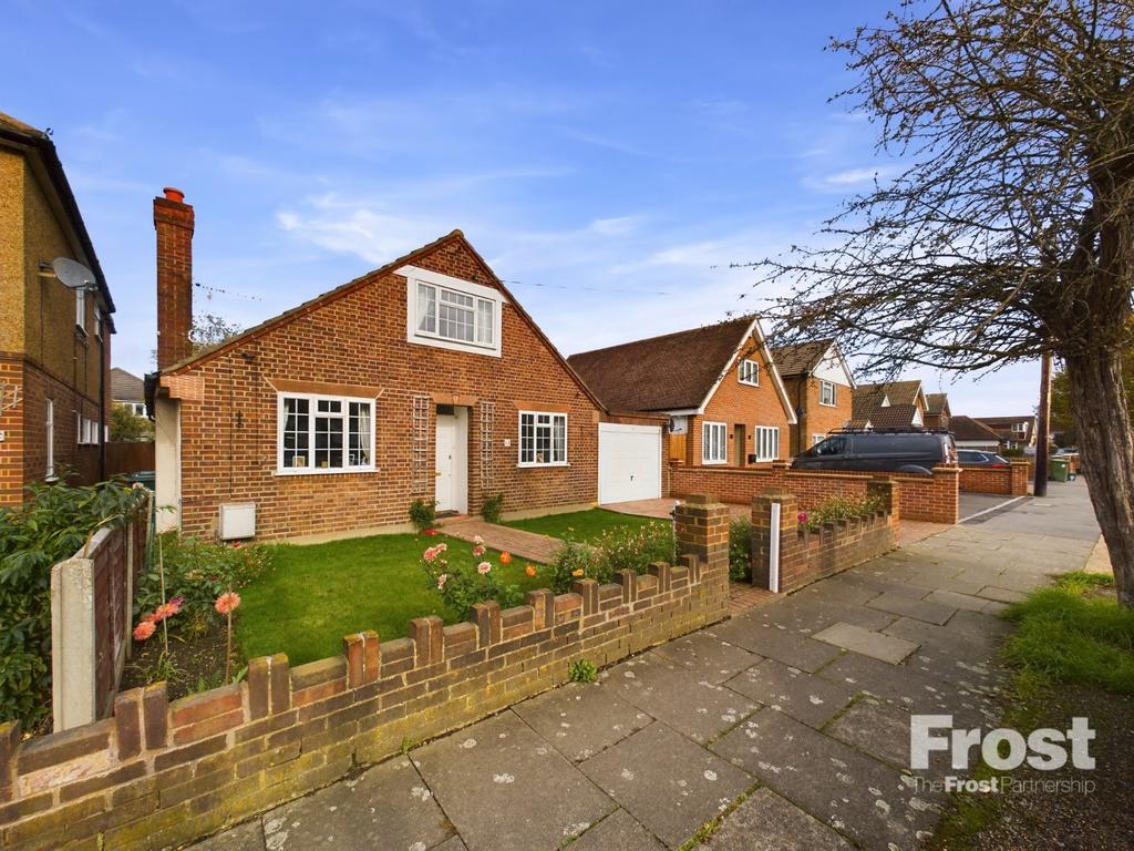 Ashgrove Road, Ashford, Surrey, TW15 3 bed detached house for sale £