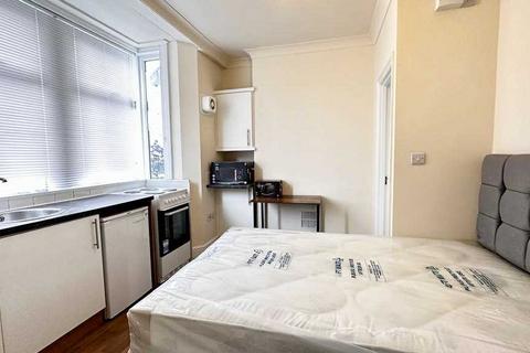 Studio to rent, Bear Road, Brighton