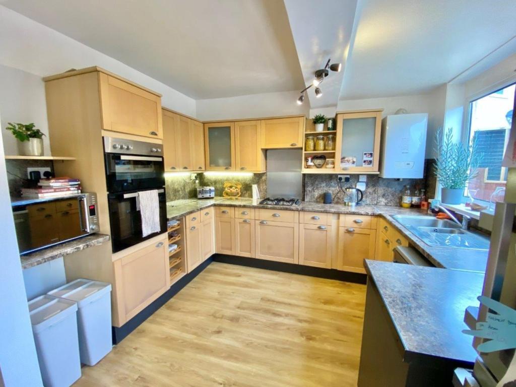 Hilton Drive, Preston, Paignton 3 bed semidetached house for sale £