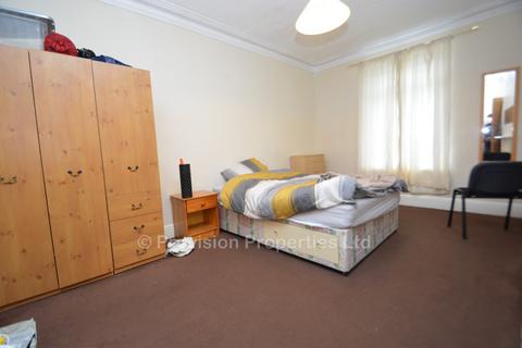 8 bedroom terraced house to rent - Brudenell Avenue, Hyde Park LS6