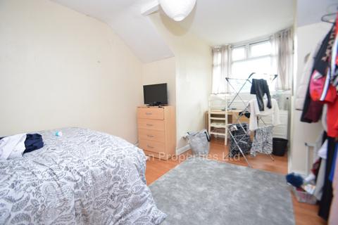 8 bedroom terraced house to rent, Brudenell Avenue, Hyde Park LS6