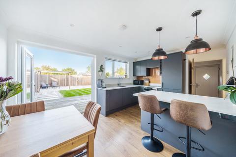 10 Applegarth Avenue, Guildford, GU2 8LZ