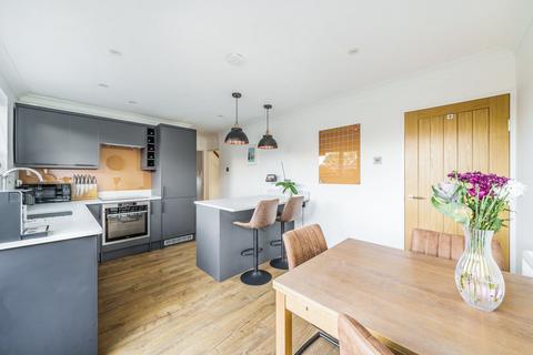 10 Applegarth Avenue, Guildford, GU2 8LZ