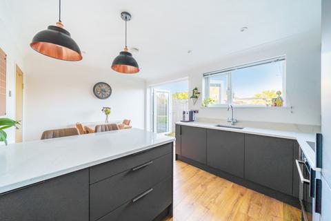 10 Applegarth Avenue, Guildford, GU2 8LZ