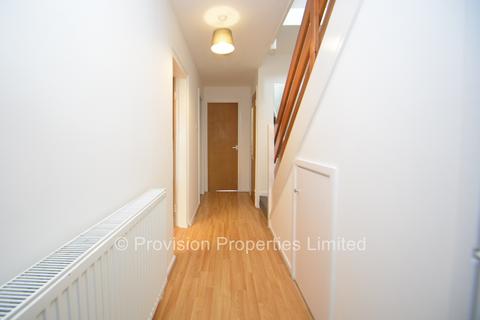 4 bedroom townhouse to rent, Well Close Rise, City Centre LS2