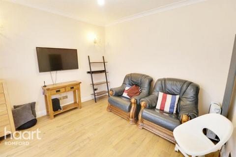 3 bedroom semi-detached bungalow to rent, Collier Row Lane, Romford