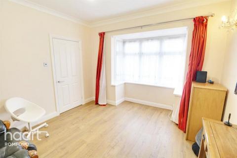 3 bedroom semi-detached bungalow to rent, Collier Row Lane, Romford