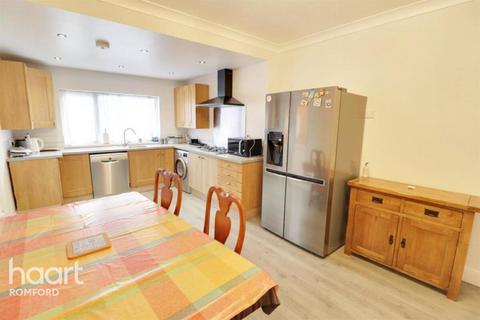 3 bedroom semi-detached bungalow to rent, Collier Row Lane, Romford
