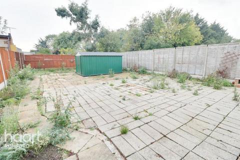 3 bedroom semi-detached bungalow to rent, Collier Row Lane, Romford
