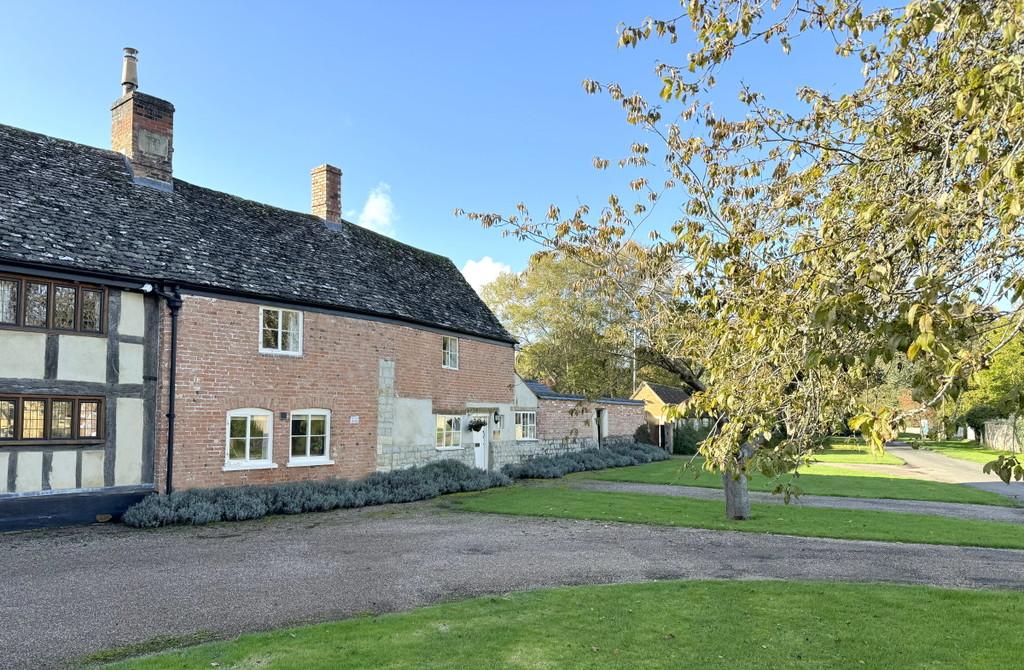 Honington, Shipston On Stour 3 bed cottage to rent £1,750 pcm (£404 pw)