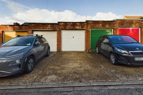 3 bedroom terraced house to rent, Priory Close, Bishops Waltham