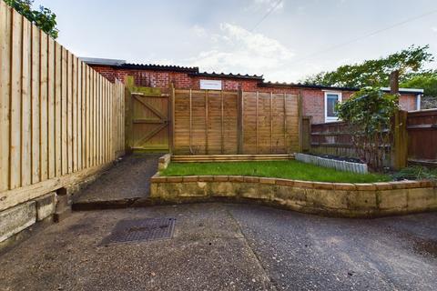 3 bedroom terraced house to rent, Priory Close, Bishops Waltham