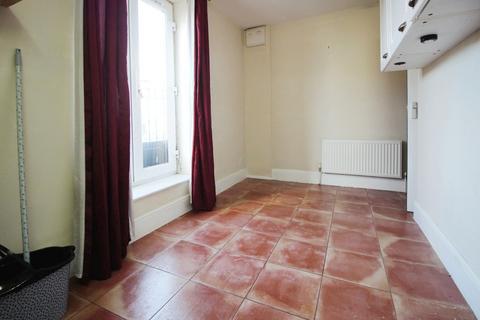 1 bedroom maisonette to rent, Groundwell Road, Swindon SN1