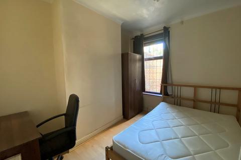 4 bedroom terraced house to rent, Broadlands Road NO AGENCY FEES