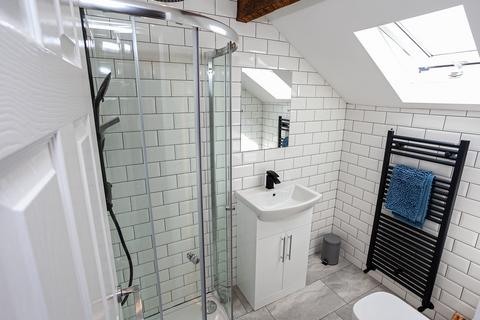 6 bedroom terraced house to rent, Wallace Avenue, Rusholme, Manchester
