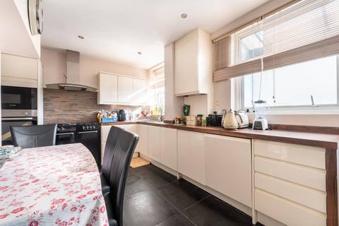 4 bedroom semi-detached house to rent - Dollis Hill Avenue, Gladstone Park, London, NW2